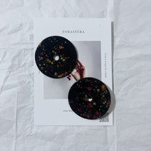 Load image into Gallery viewer, Taíno studs (MÁS COLORES DISPONIBLES)
