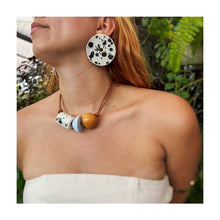Load image into Gallery viewer, Forma necklace pecas
